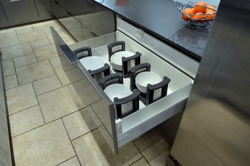 An ergonomic plate divider cabinet accessory