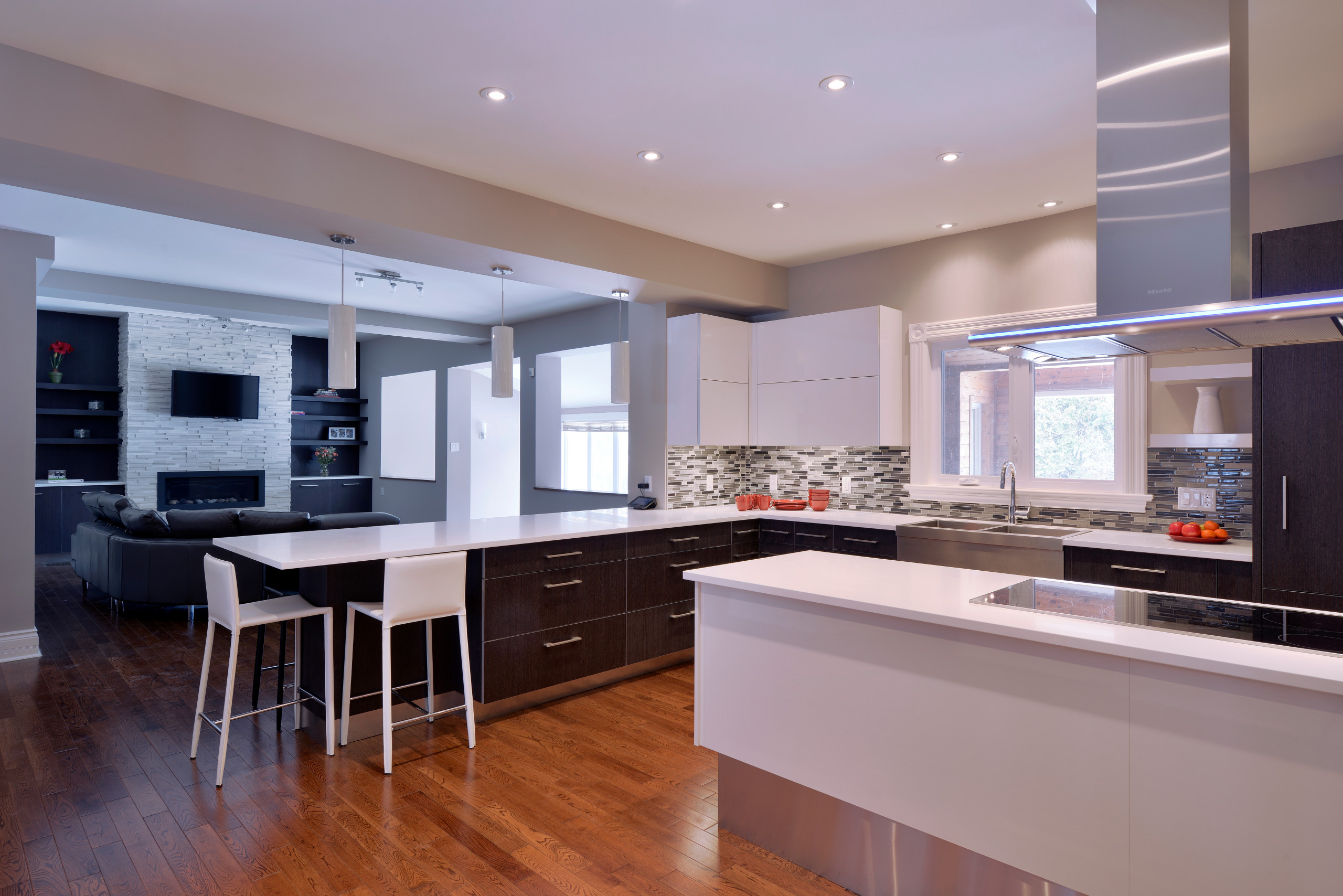 A backsplash that reaches the bottom of the upper cabinets.