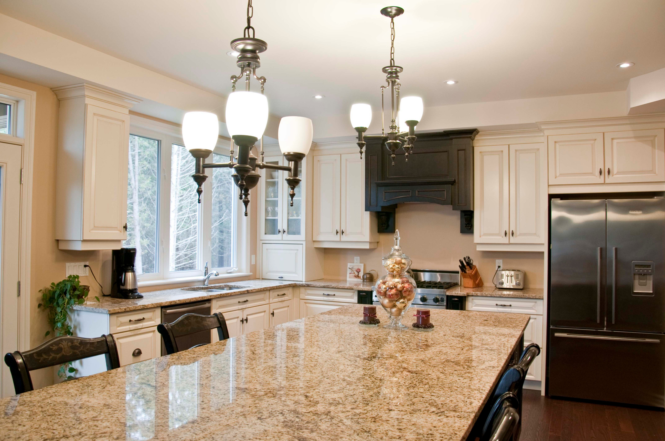 A kitchen without a backsplash