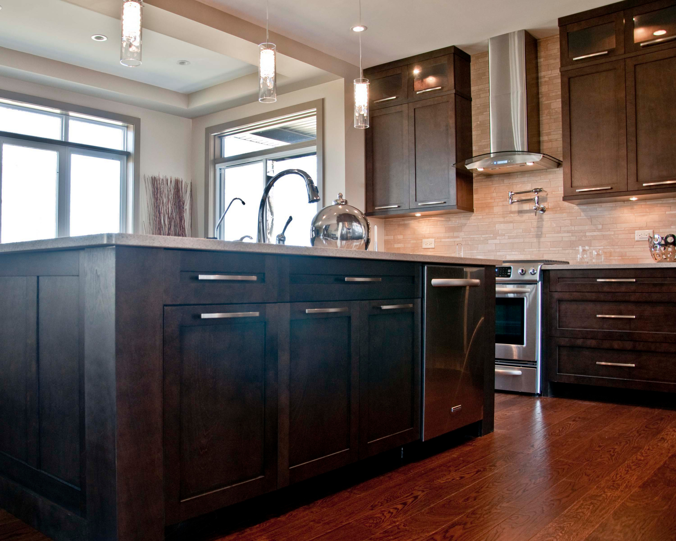 A modern kitchen with flat, wide door pulls for hardware