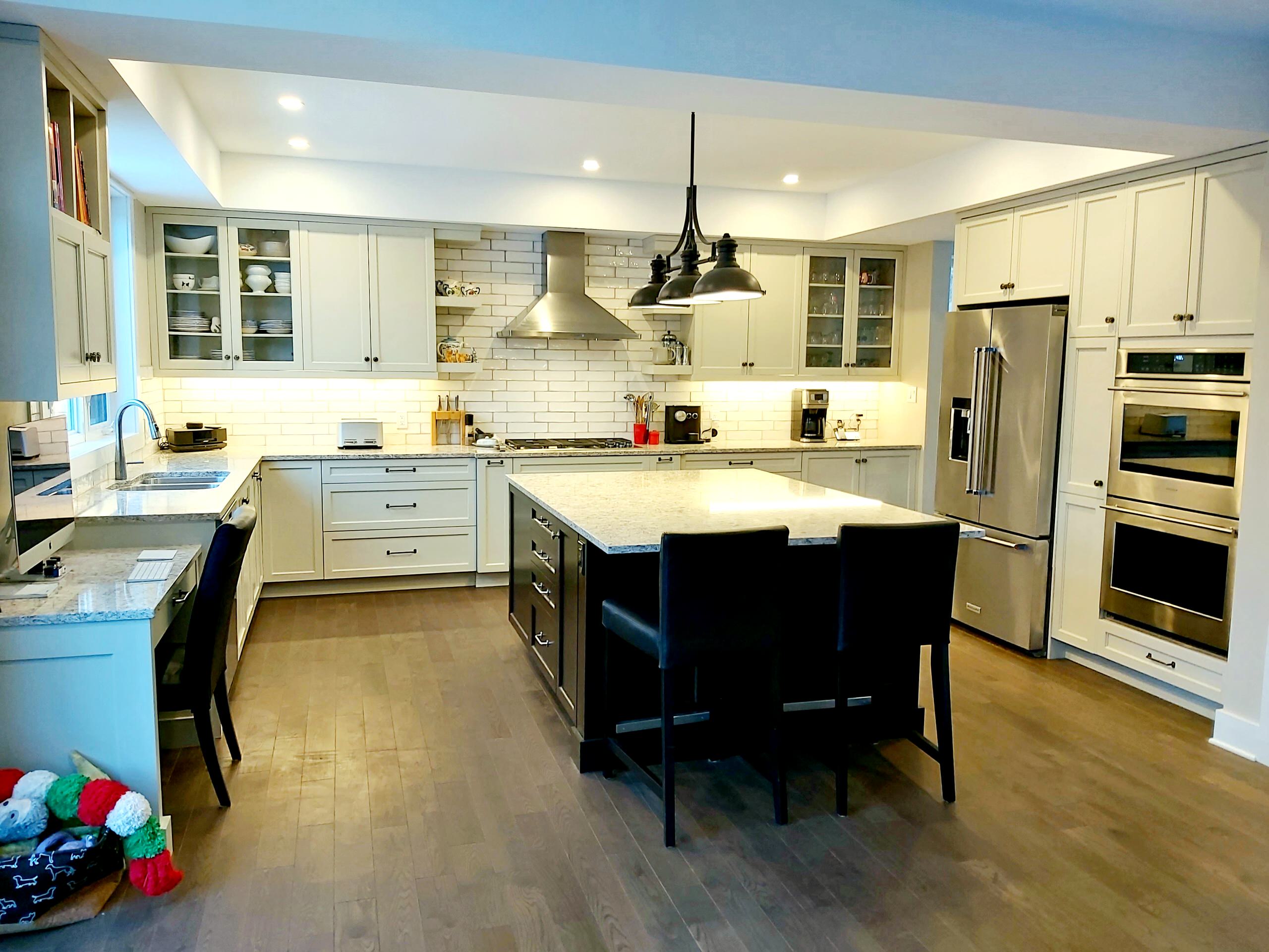 A two-toned kitchen design by Deslaurier