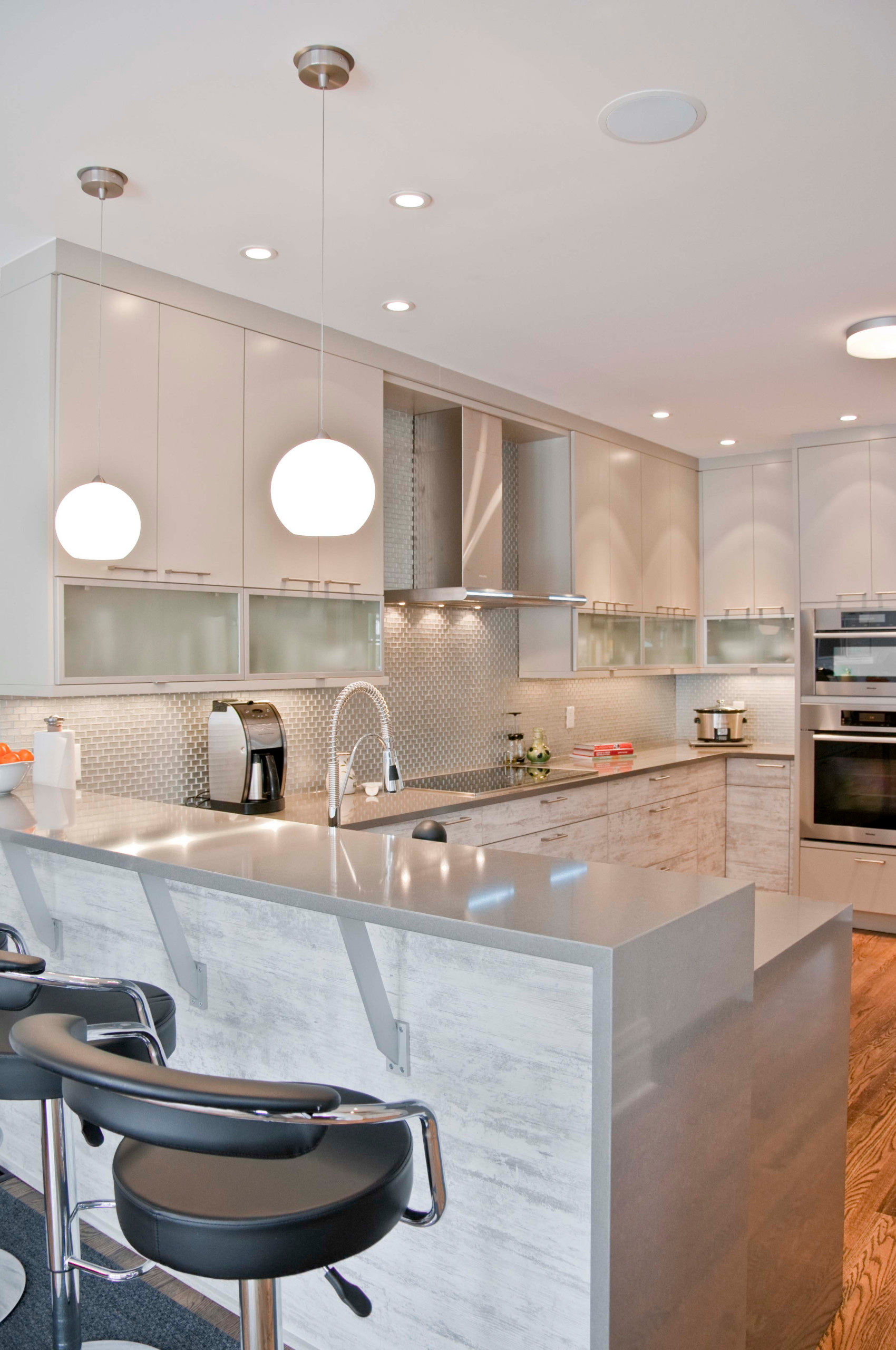 Metallic corbels on a kitchen island