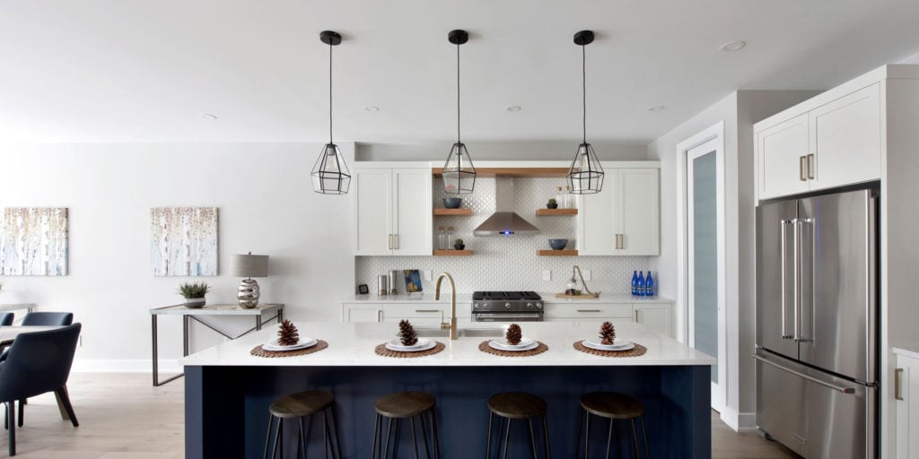 A two-toned kitchen design by Deslaurier