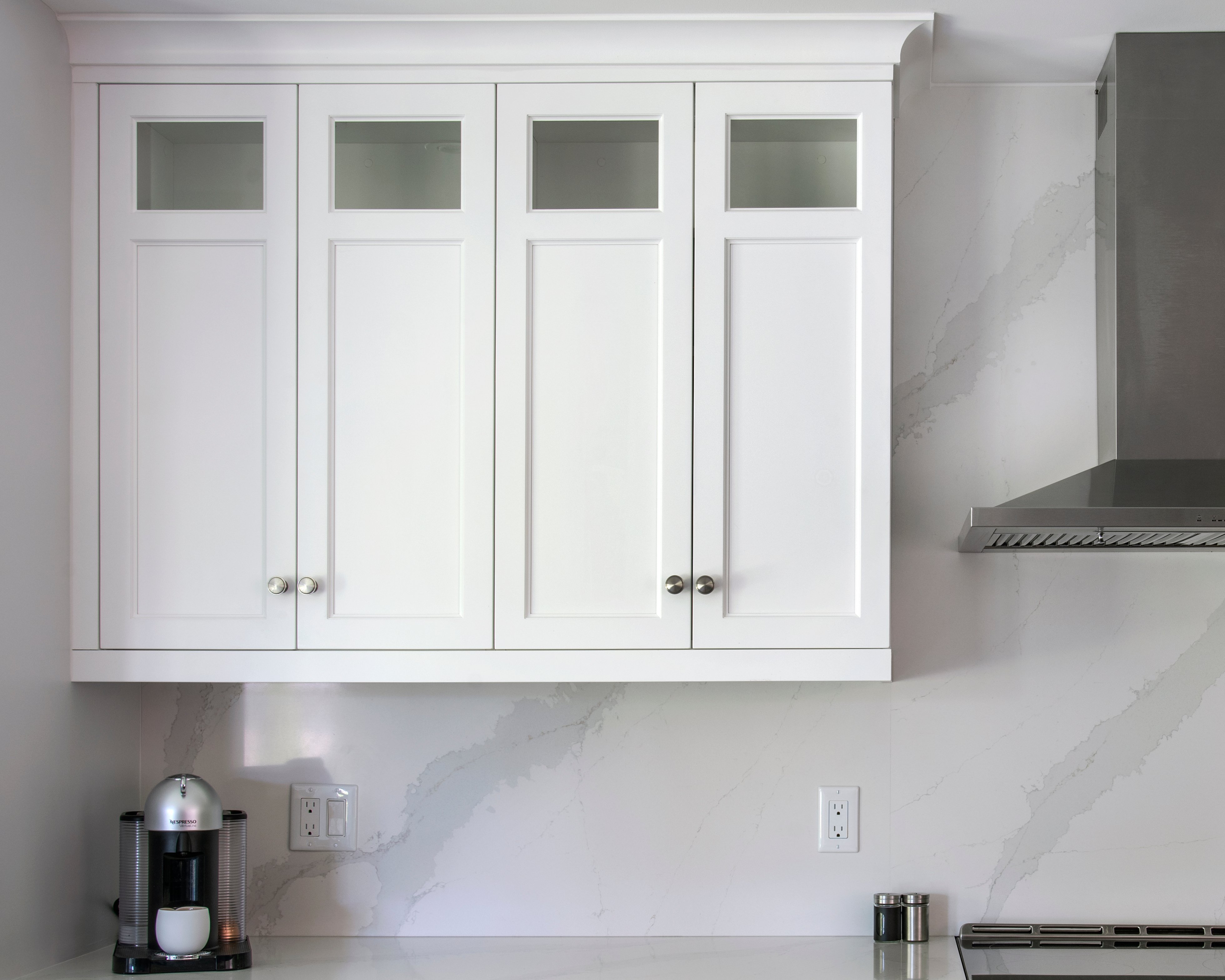 A ceiling-height backsplash