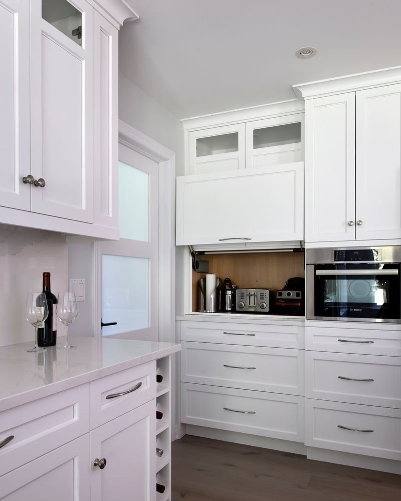 A white kitchen with a mix of both knobs and pulls for hardware.