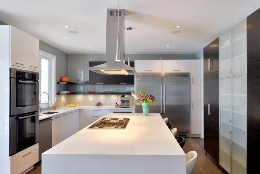 A kitchen design using thermofoil custom cabinets.