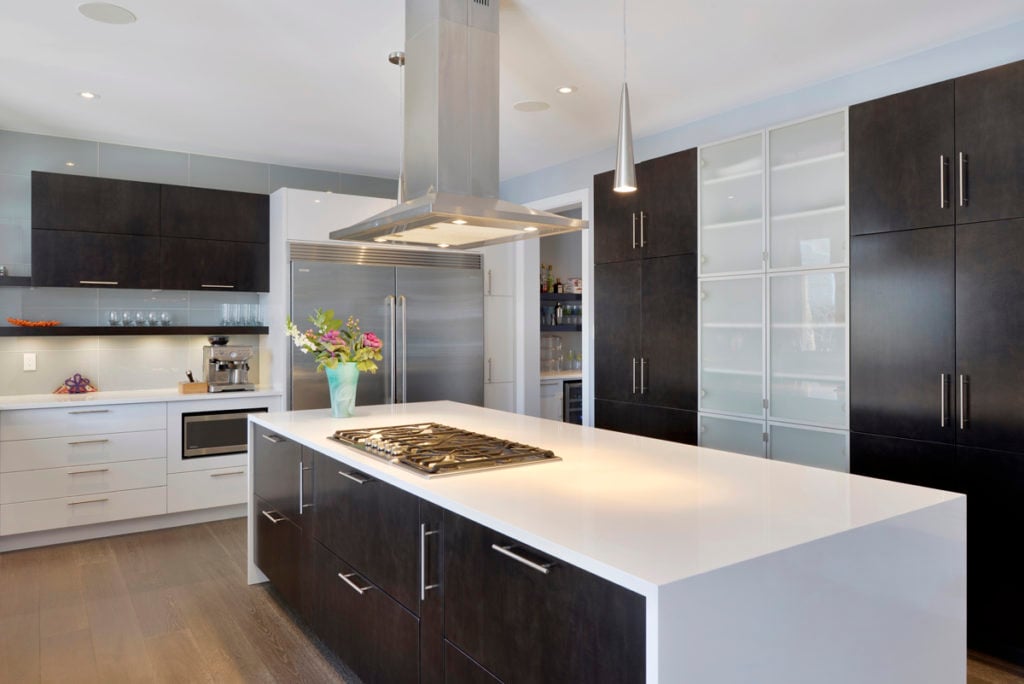 Deslaurier's Urban Slab door style on display in a modern kitchen design.