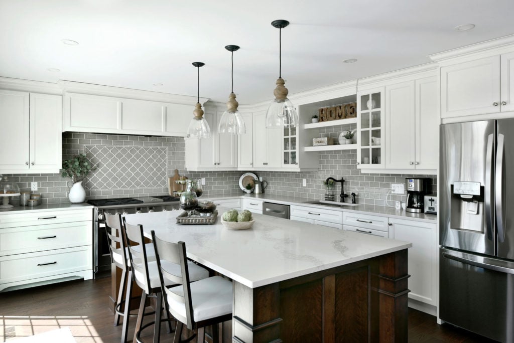 A traditional kitchen with a subtle and tasteful backsplash.