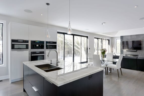 A kitchen design with a high-contrast concept between black and white colours.