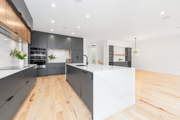 Kitchen using thermofoil cabinets
